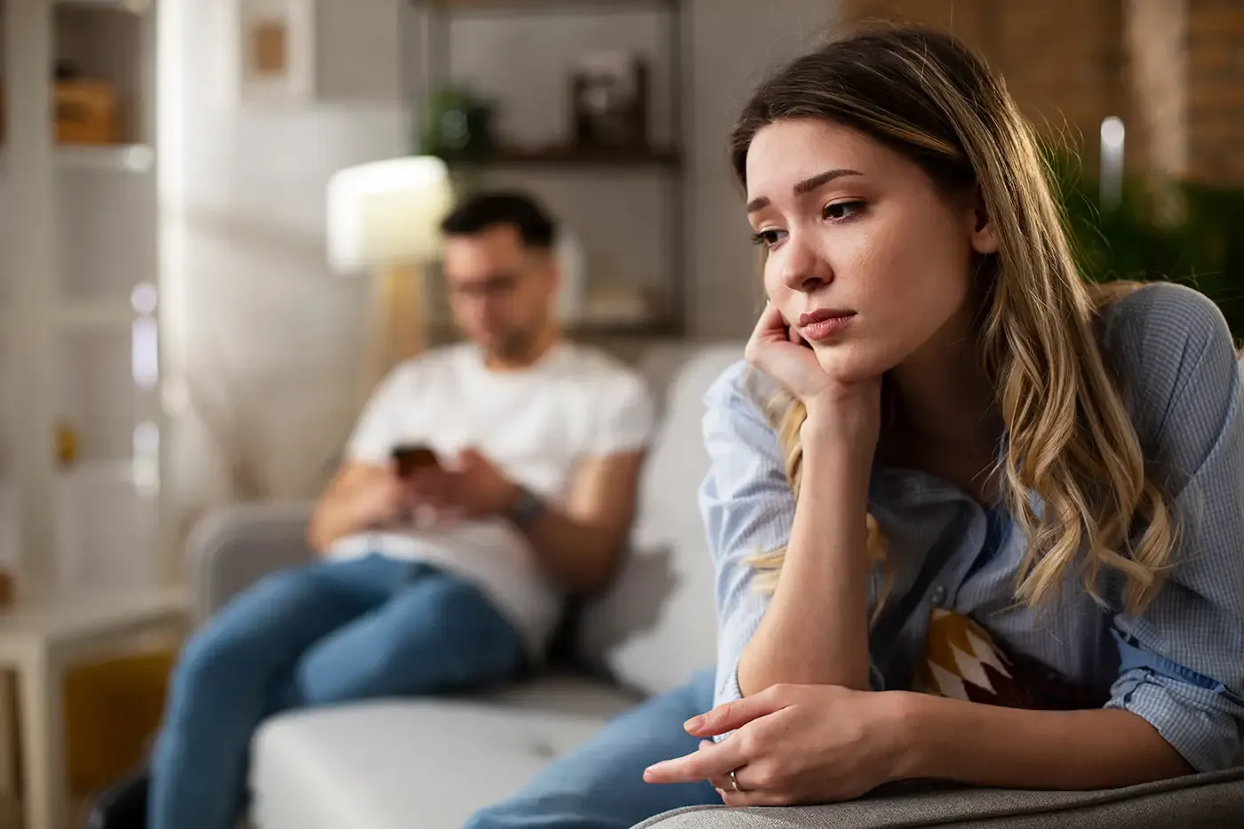 Foto de una pareja en casa después de una pelea.