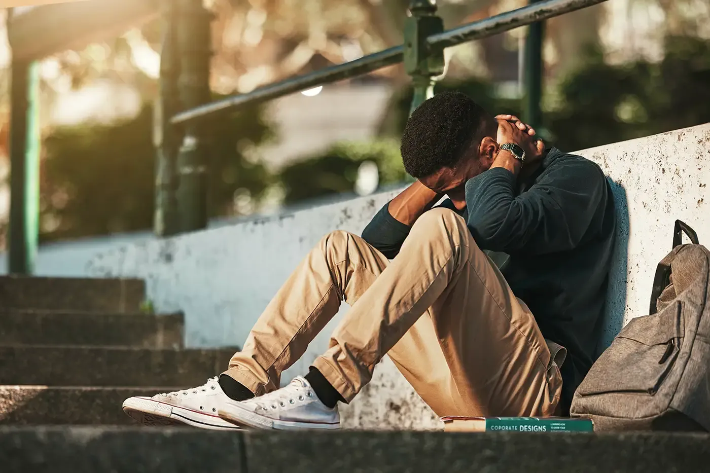 Foto de un hombre joven negro preocupado.