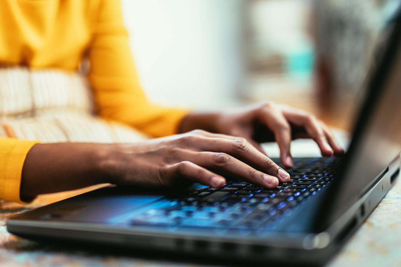 Persona usando una computadora portátil para navegar por Internet de forma segura y proteger su privacidad en línea.